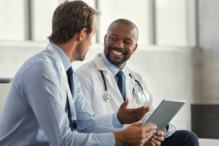 Médicos usando tablet