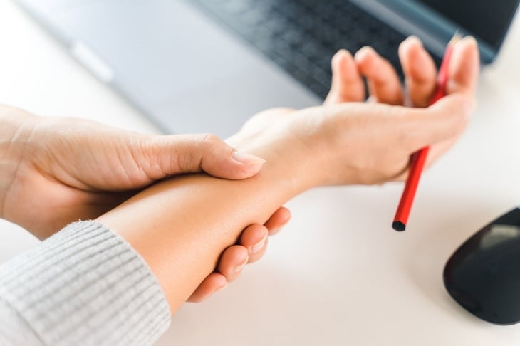 Closeup-woman-holding-her-wrist-pain-from-using-computer-long-time.-Office-syndrome-concept.-1219096381_2125x1416-1