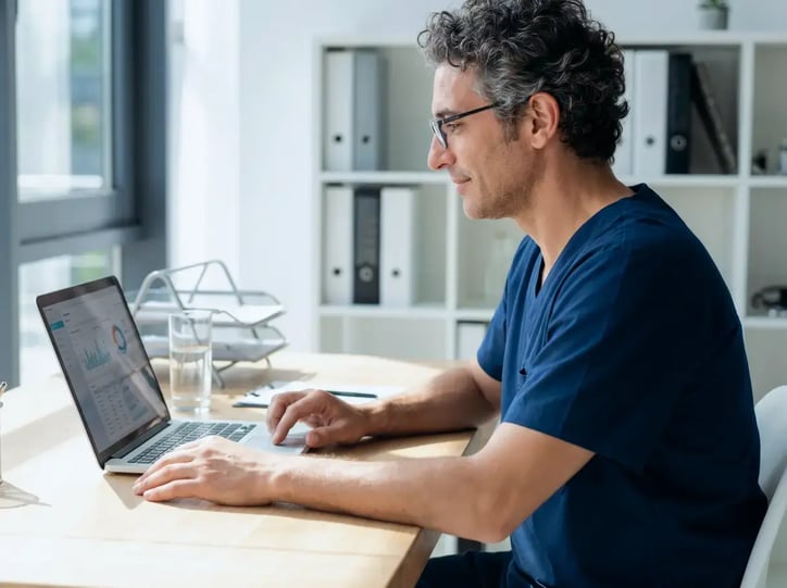 it-wr-gipo-doctor-laptop-cloud-data