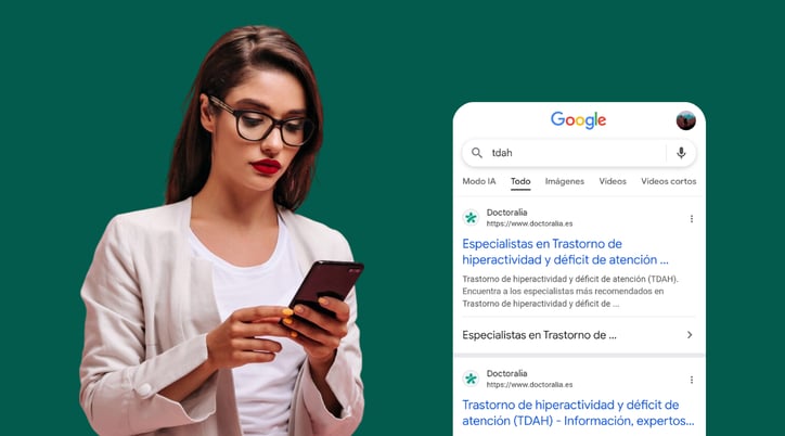 mujer con teléfono móvil y pantallazo búsquedas tdah doctoralia