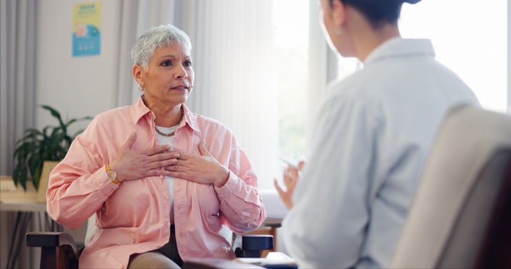 female-latin-american-elderly-patients-consultation-room-explaining-chest-pain-web (1)